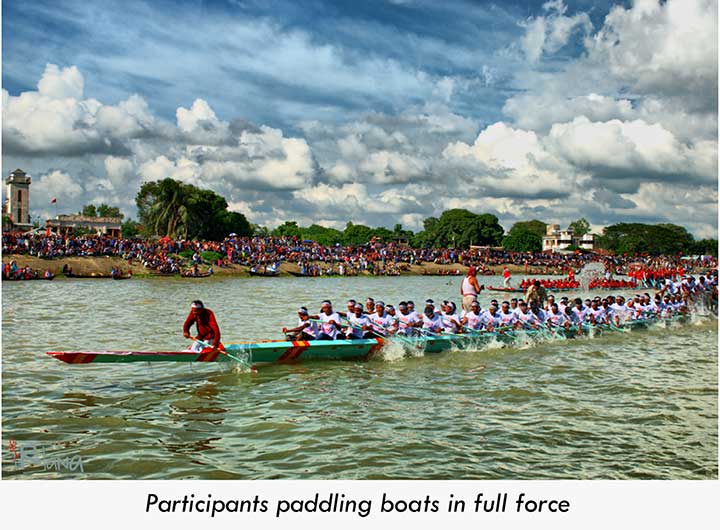 People paddling boats in full force